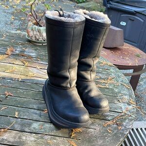 Ugg Klarissa Black leather moon boots lined shearling size 8
Used good condition